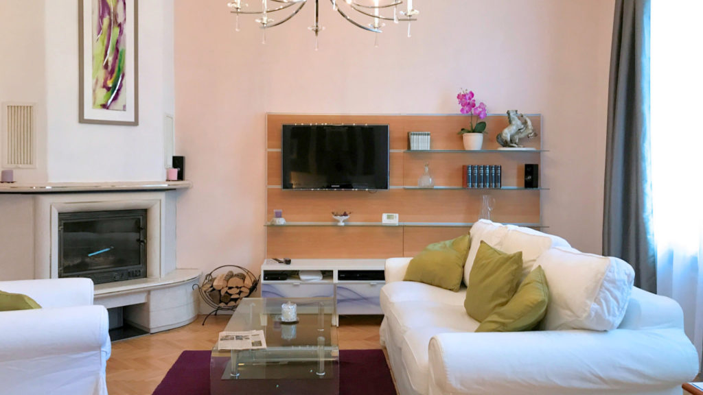 Apartment Wohnzimmer mit Fernseher 16.9 - Business Home Vienna